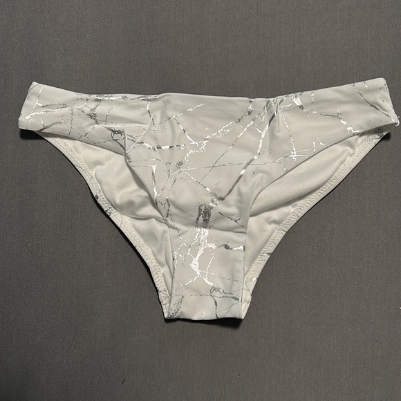 Woman’s 2 piece bathing suit - Picture 2 of 7